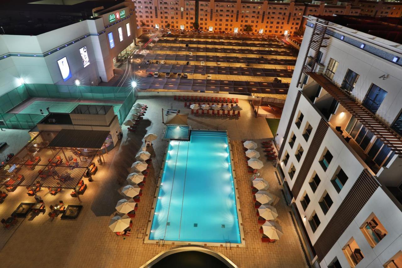 Four Points By Sheraton Al Ain Esterno foto The hotel's pool