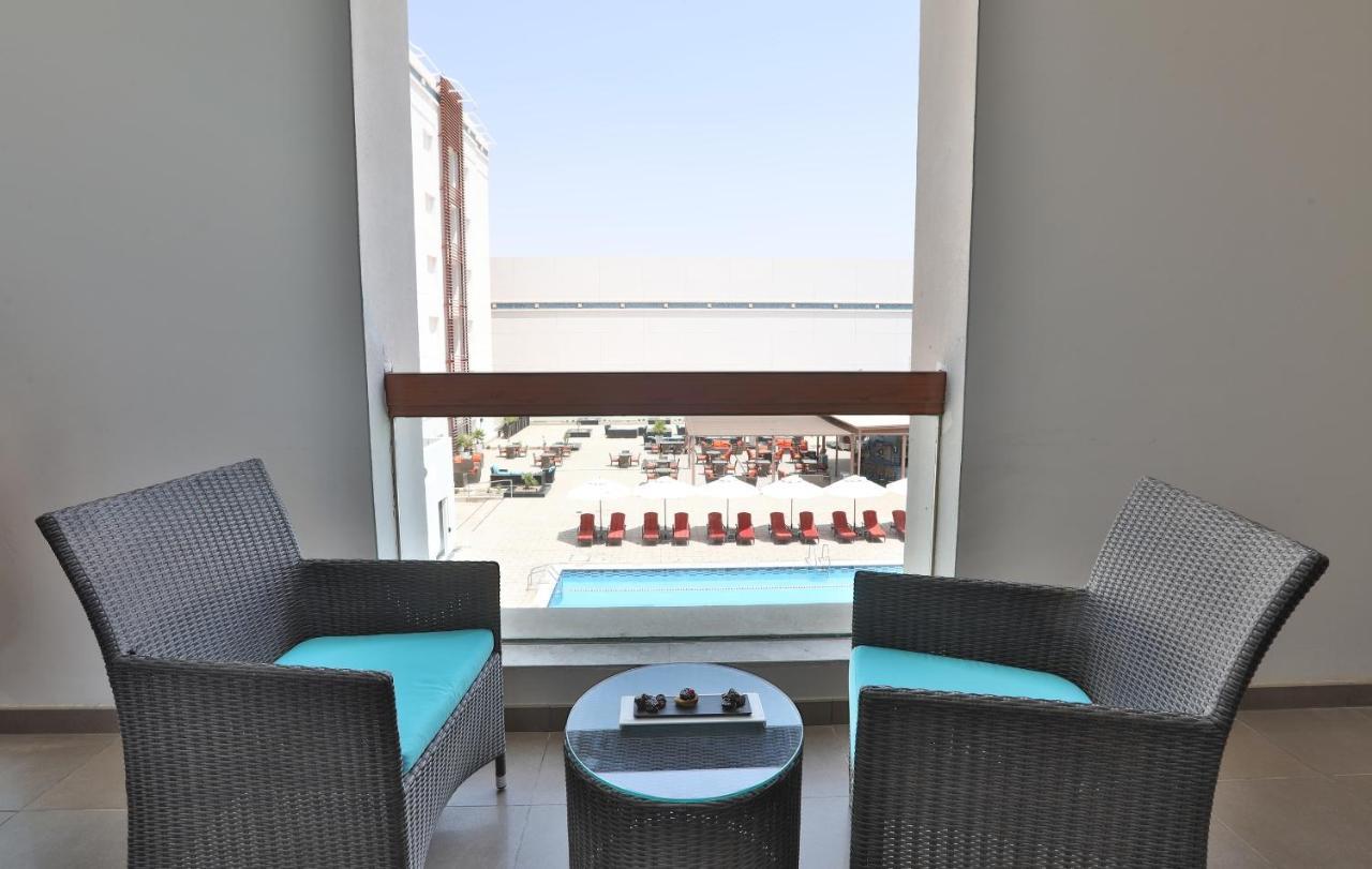 Four Points By Sheraton Al Ain Esterno foto A balcony at the hotel