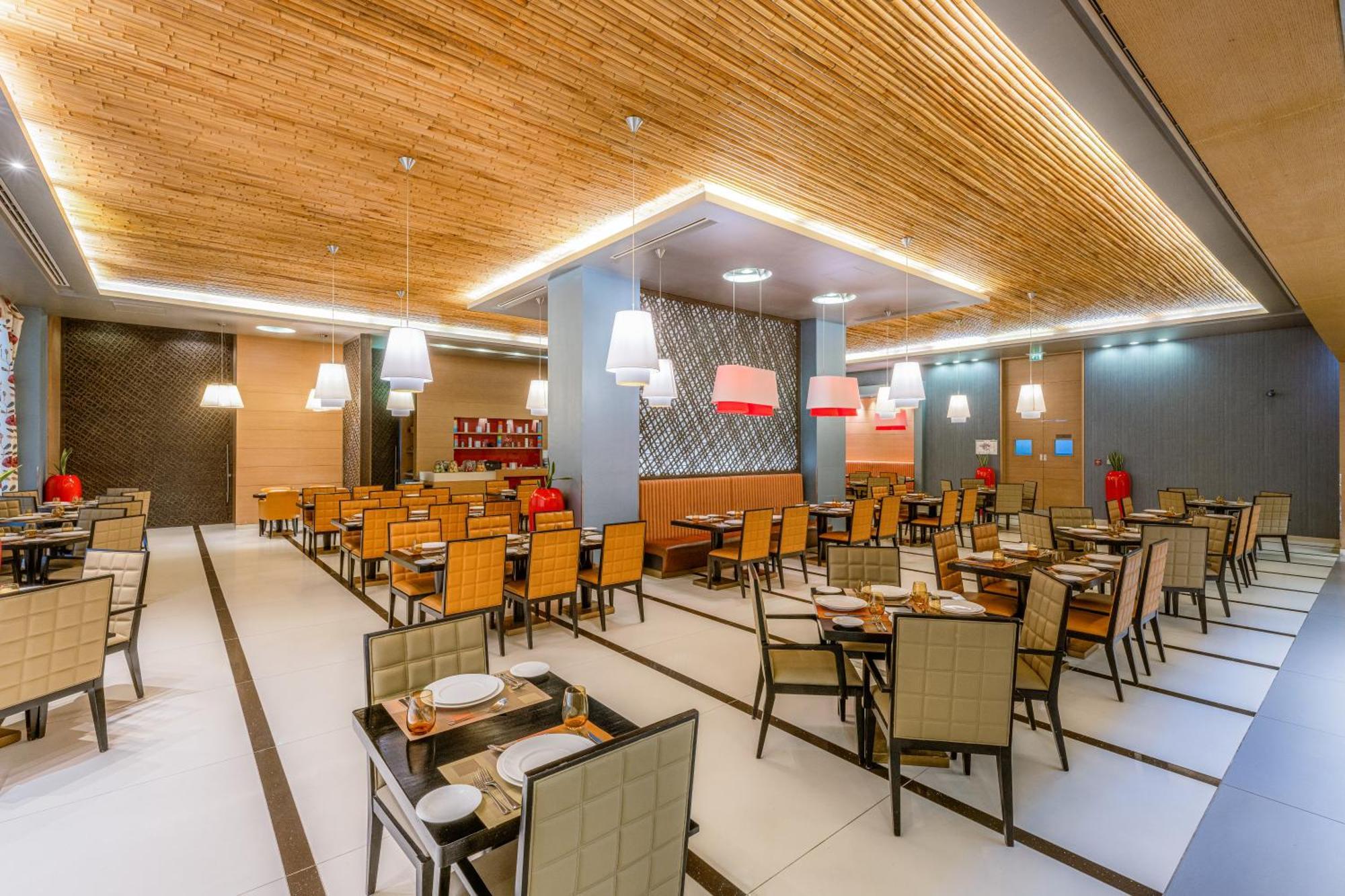 Four Points By Sheraton Al Ain Esterno foto Restaurant