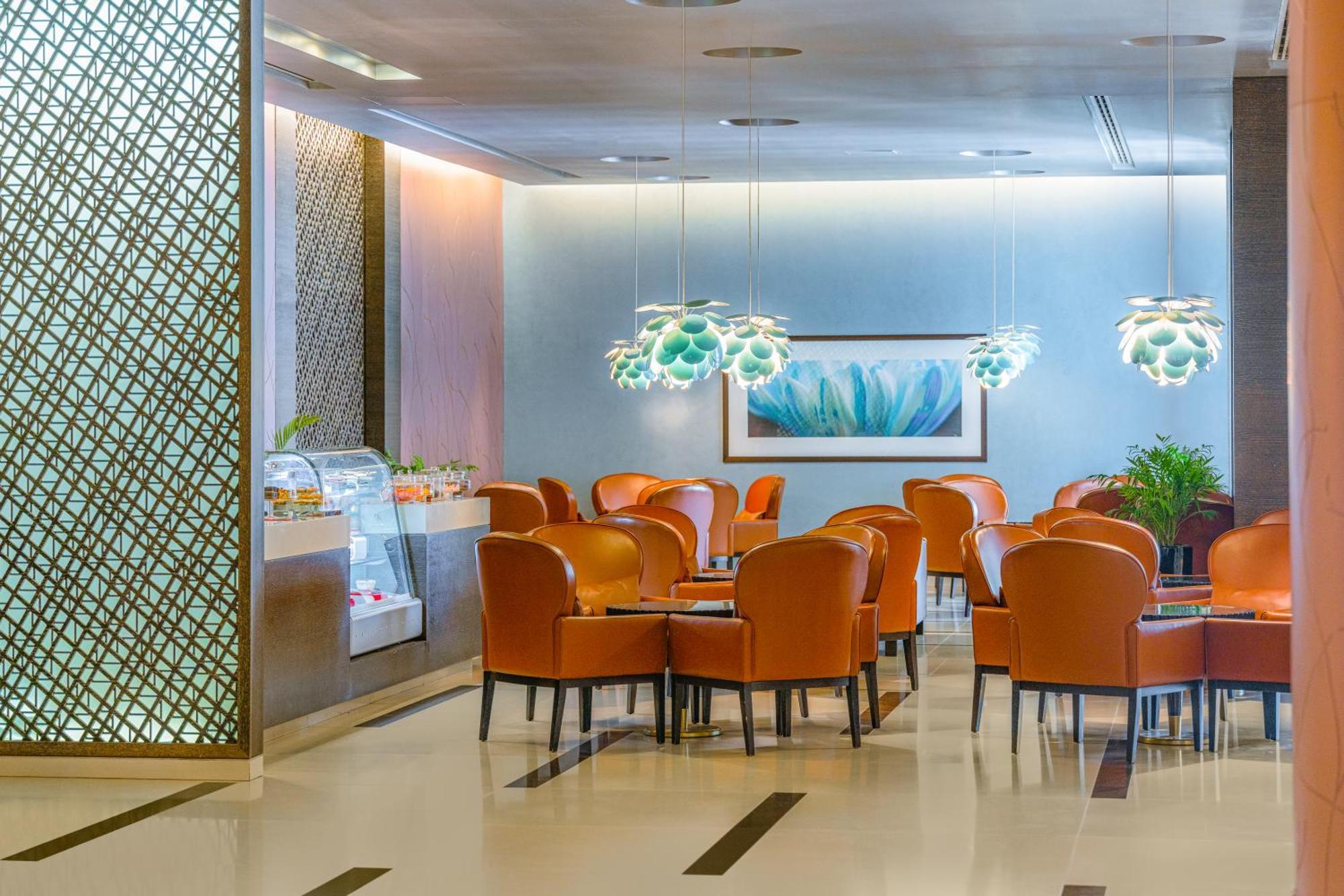 Four Points By Sheraton Al Ain Esterno foto The lounge at the airport