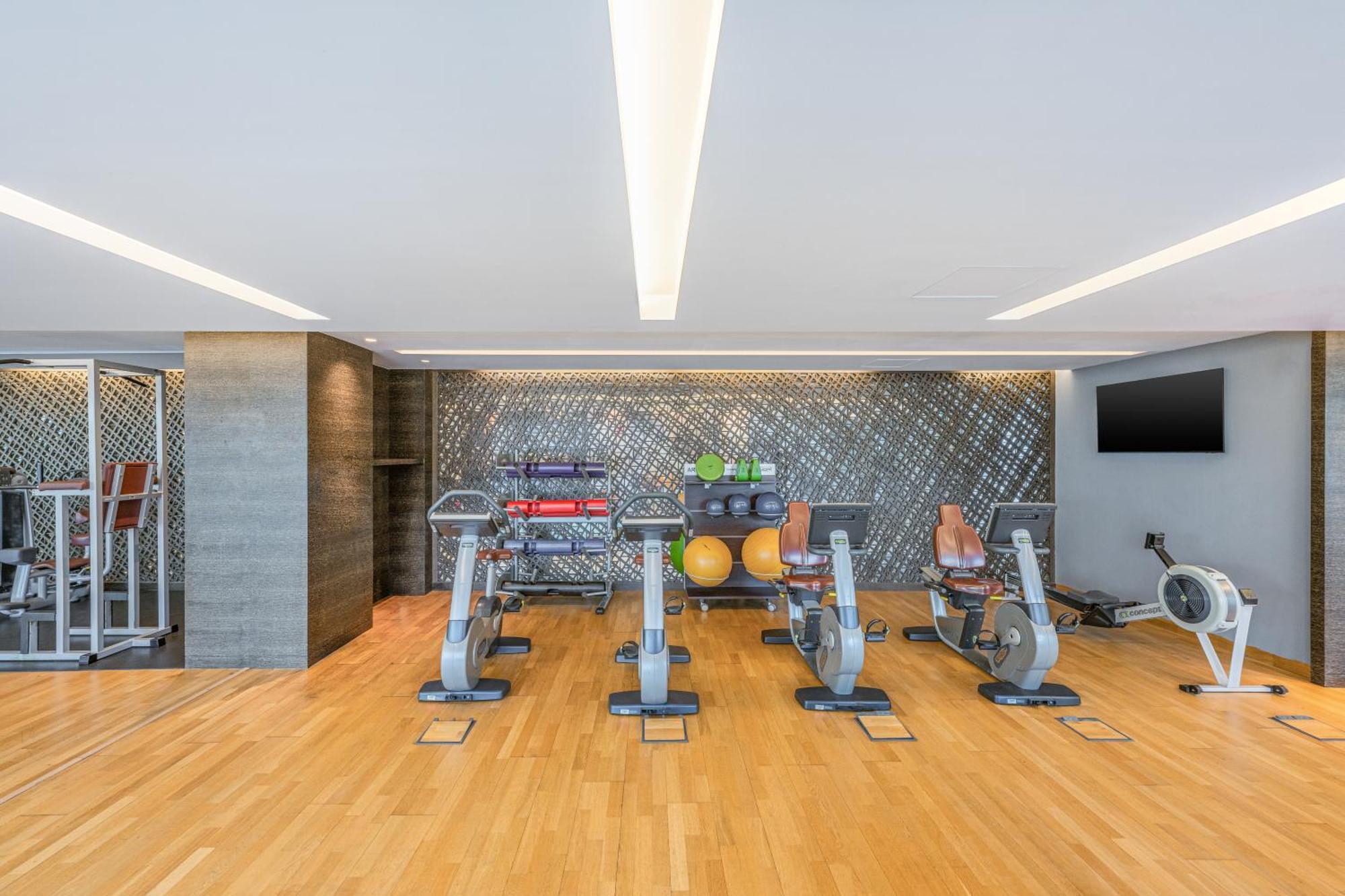 Four Points By Sheraton Al Ain Esterno foto The gym at the hotel