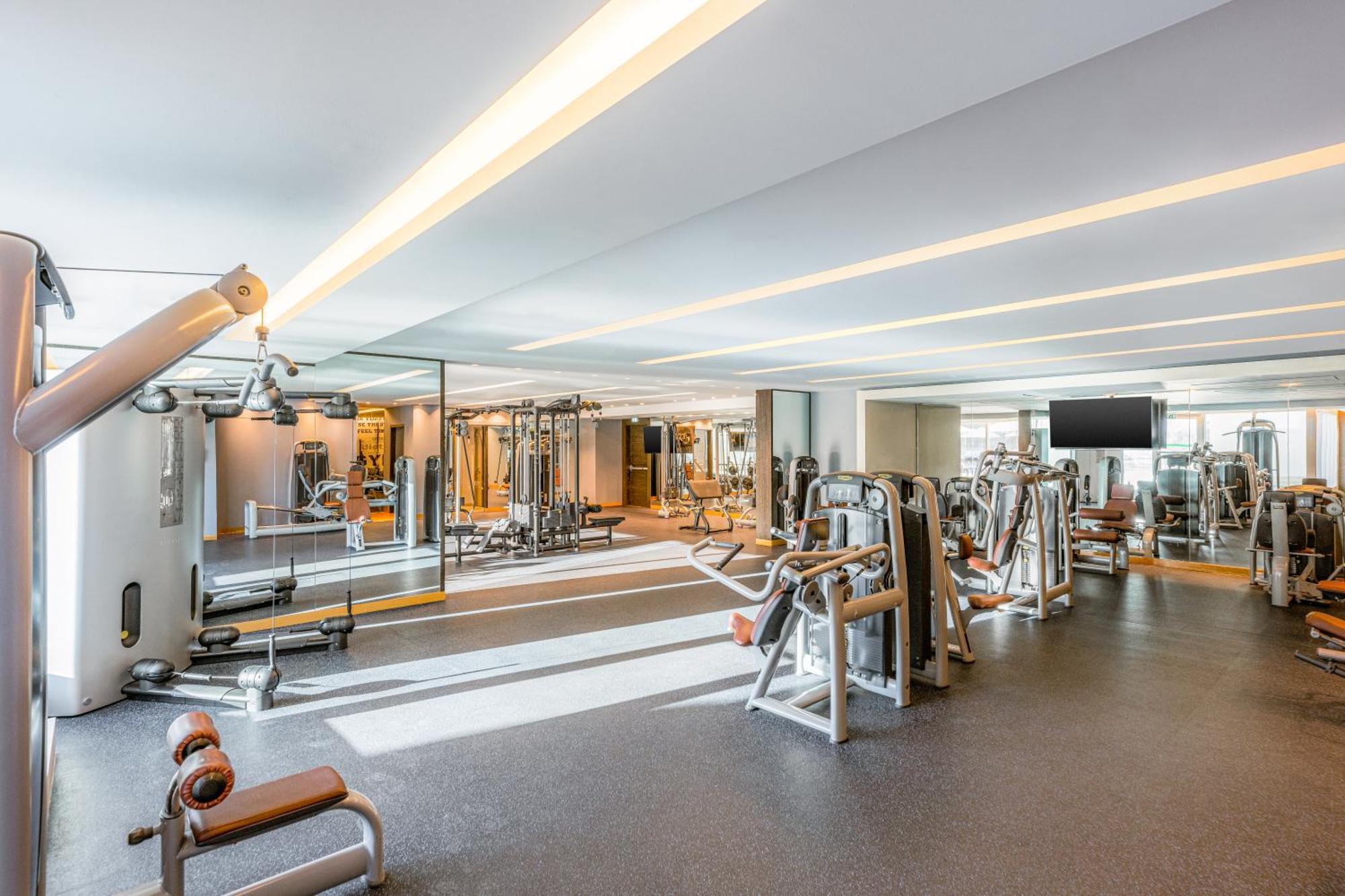 Four Points By Sheraton Al Ain Esterno foto The gym at the hotel