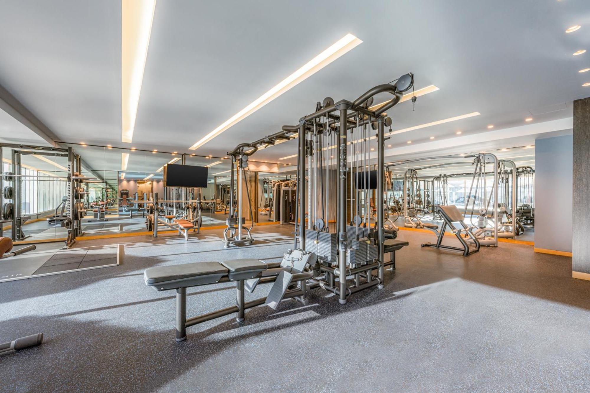 Four Points By Sheraton Al Ain Esterno foto The gym at the hotel