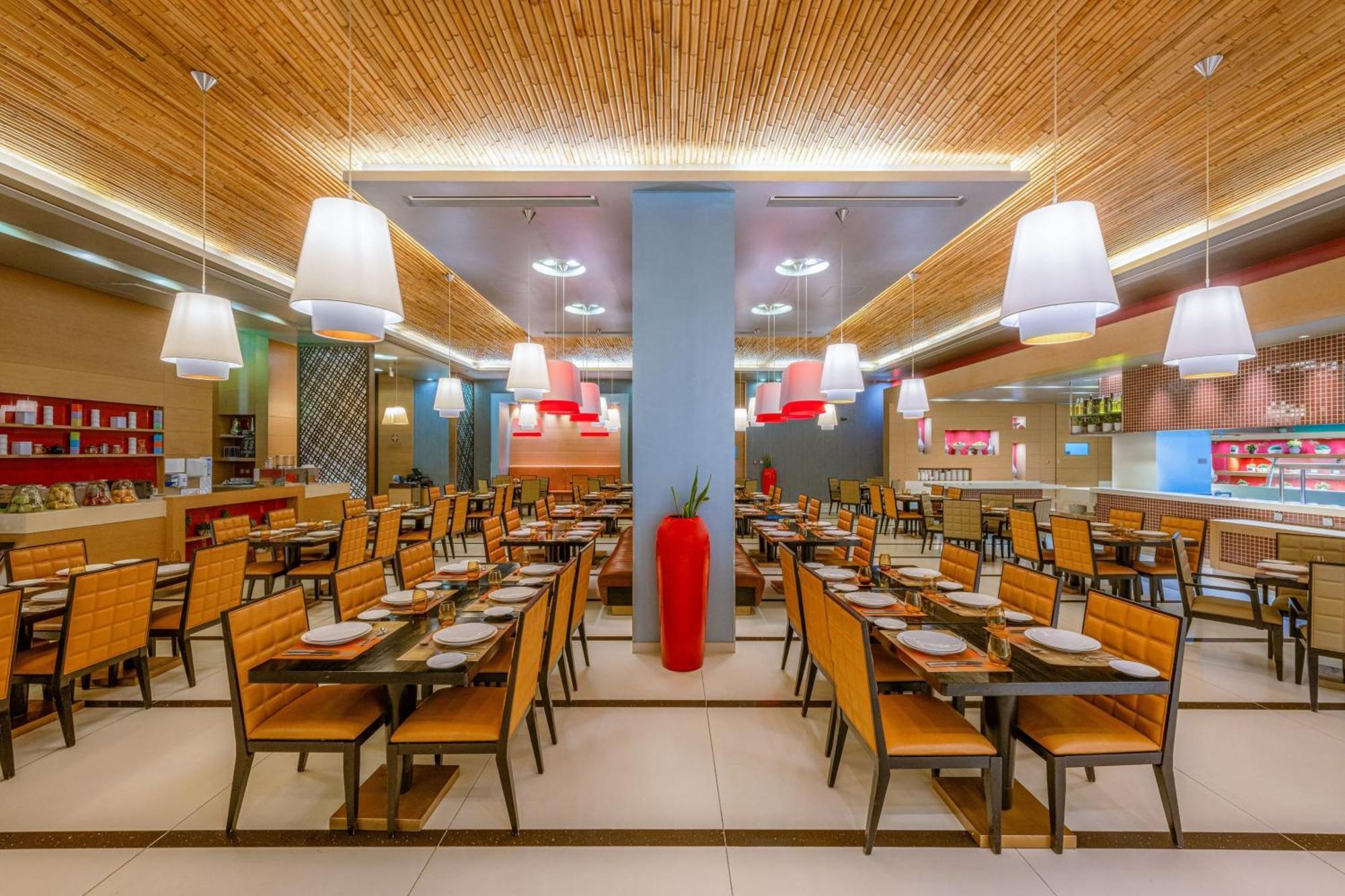 Four Points By Sheraton Al Ain Esterno foto The interior of a typical buffet restaurant