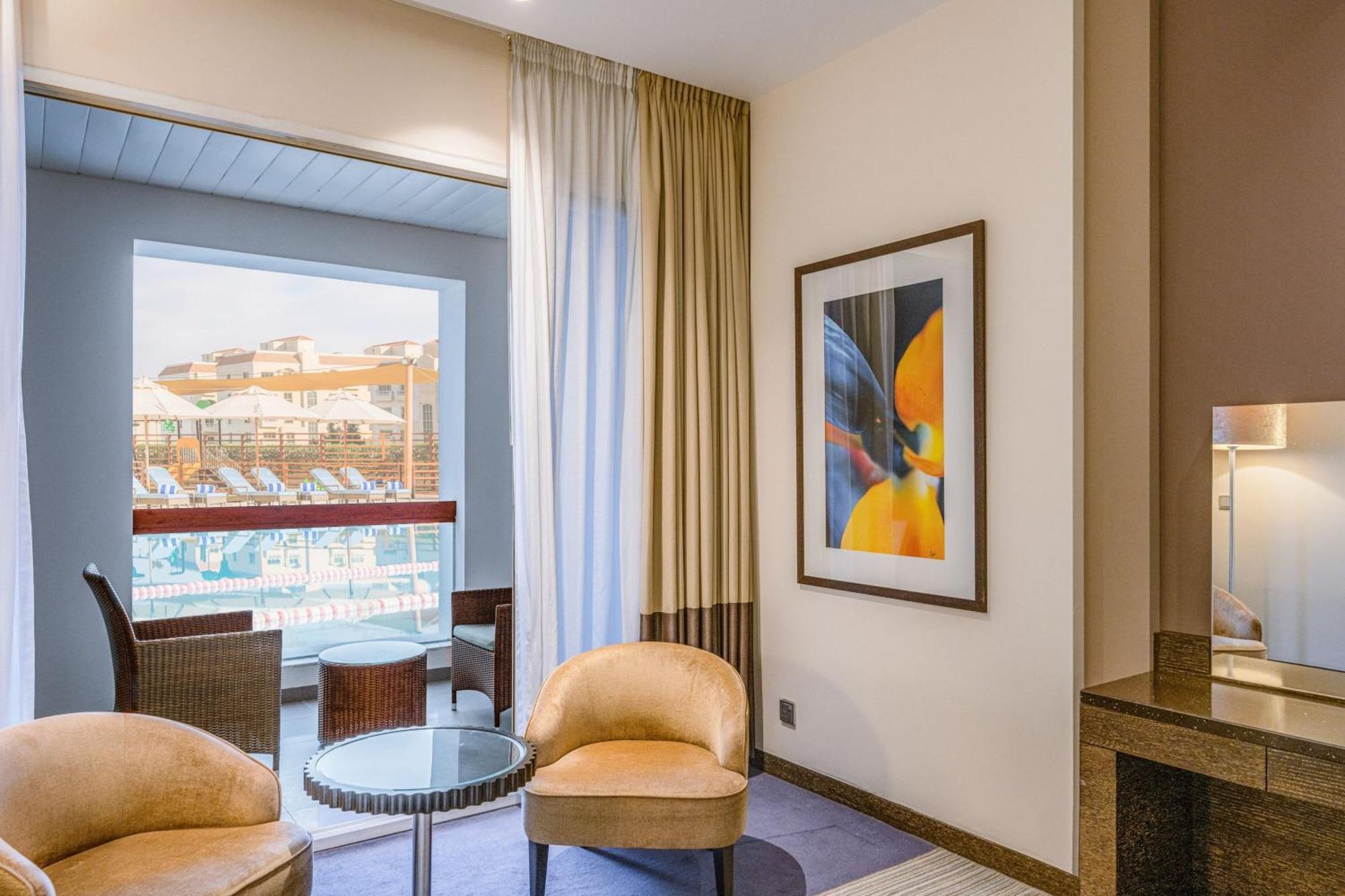 Four Points By Sheraton Al Ain Esterno foto A room at the hotel