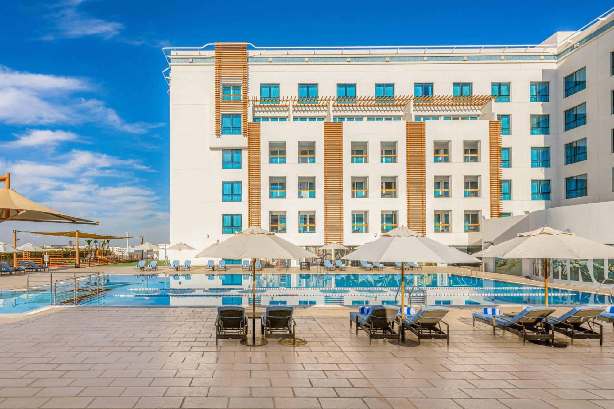 Four Points By Sheraton Al Ain Esterno foto The hotel's pool