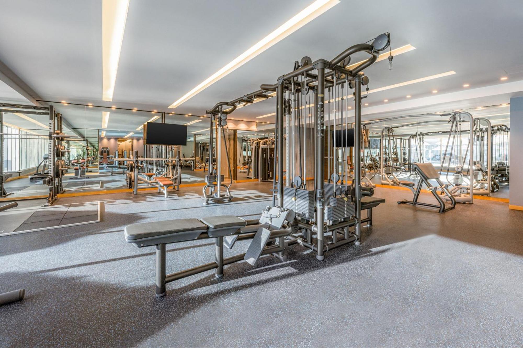 Four Points By Sheraton Al Ain Esterno foto The gym at the hotel