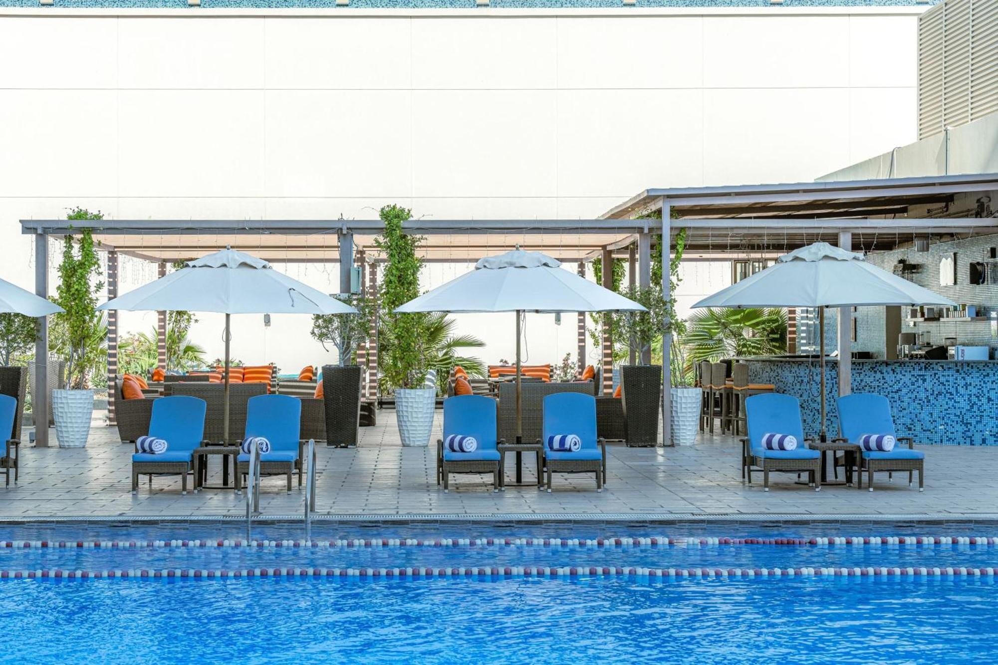 Four Points By Sheraton Al Ain Esterno foto The pool at the hotel