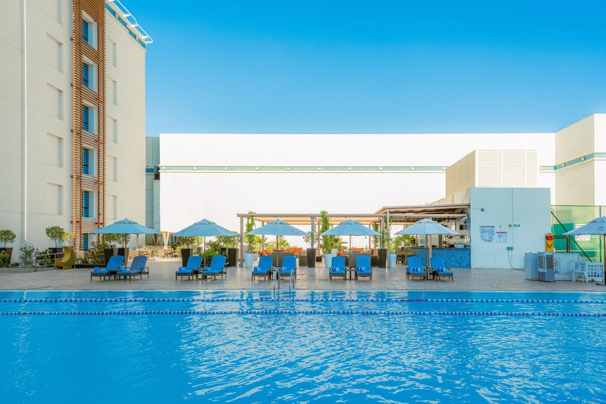 Four Points By Sheraton Al Ain Esterno foto The swimming pool at the hotel