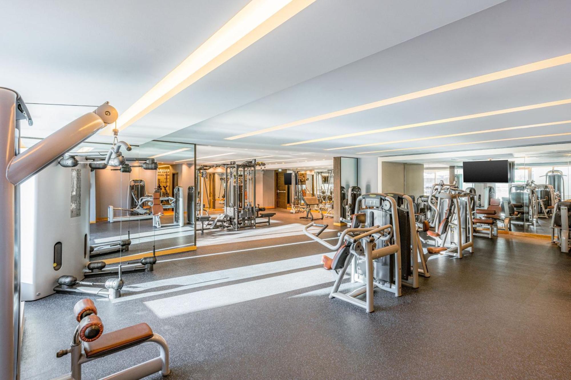 Four Points By Sheraton Al Ain Esterno foto The gym at the hotel