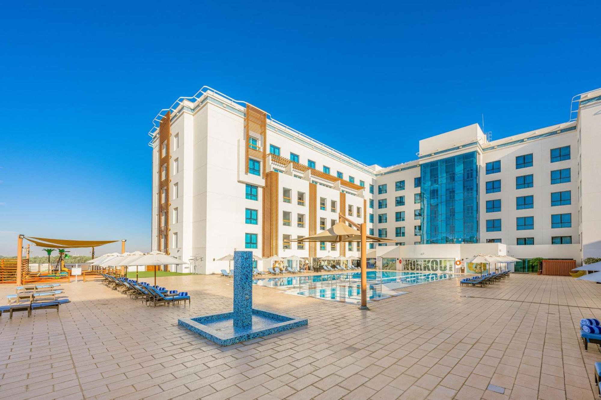 Four Points By Sheraton Al Ain Esterno foto The hotel's swimming pool
